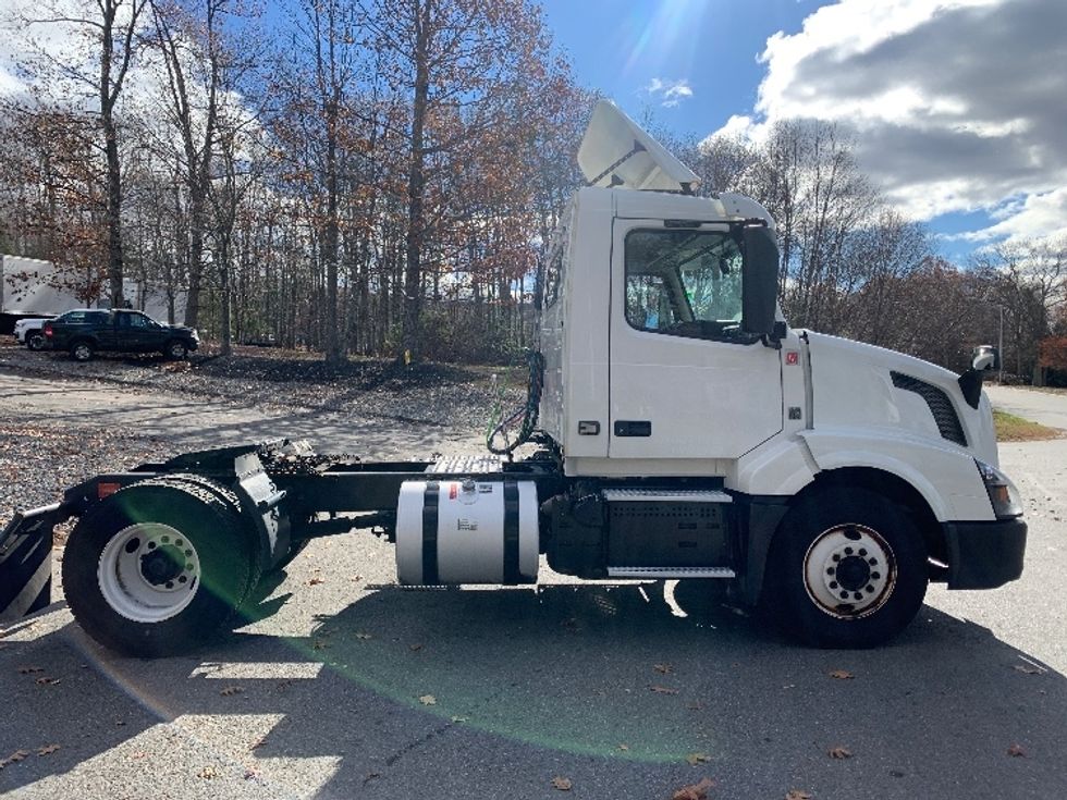 Day Cab Tractor-Heavy Duty Tractors-Volvo-2018-VNL42300-Fitchburg-MA-289,136\n\t\tmiles-$ 32,750 - Image 8