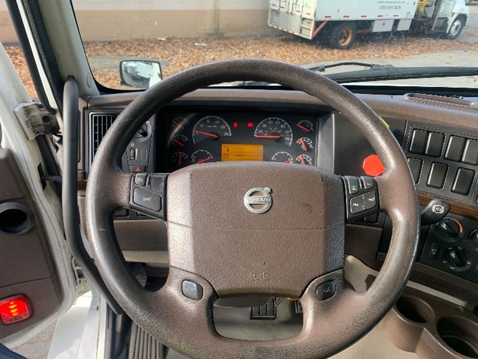 Day Cab Tractor-Heavy Duty Tractors-Volvo-2018-VNL42300-Fitchburg-MA-327,720\n\t\tmiles-$ 31,000 - Image 11