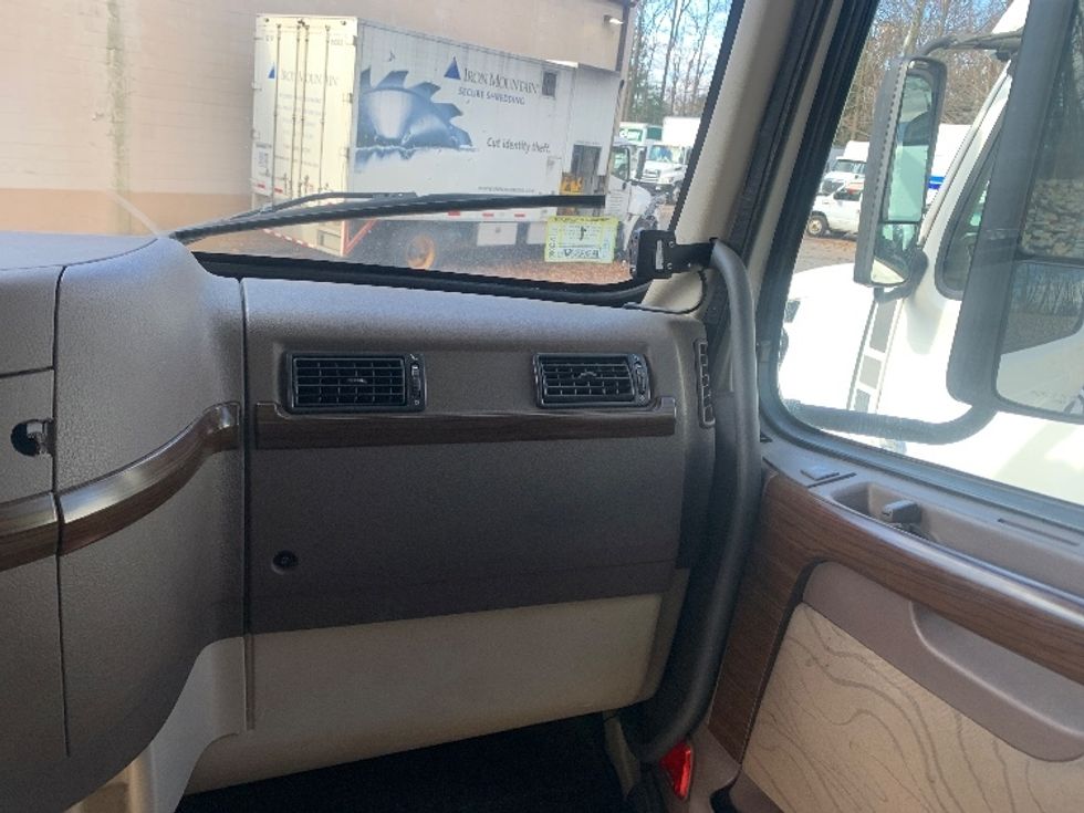 Day Cab Tractor-Heavy Duty Tractors-Volvo-2018-VNL42300-Fitchburg-MA-327,720\n\t\tmiles-$ 31,000 - Image 13