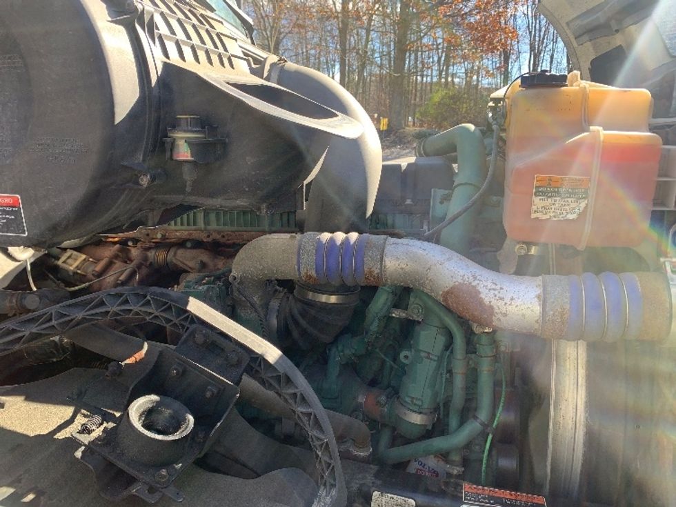 Day Cab Tractor-Heavy Duty Tractors-Volvo-2018-VNL42300-Fitchburg-MA-327,720\n\t\tmiles-$ 31,000 - Image 15