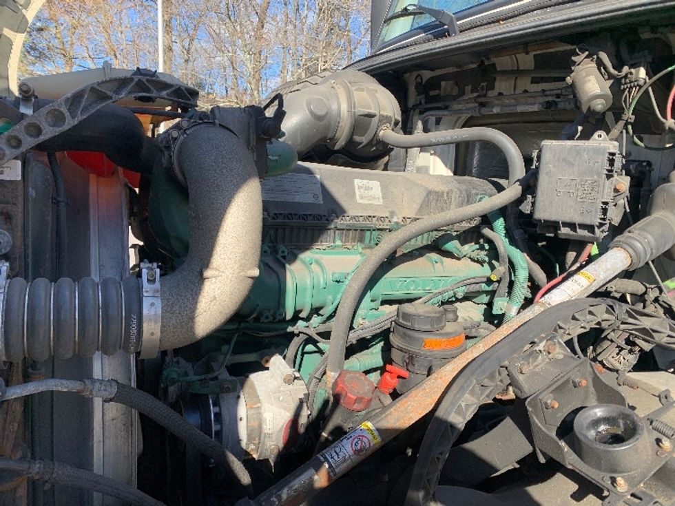 Day Cab Tractor-Heavy Duty Tractors-Volvo-2018-VNL42300-Fitchburg-MA-327,720\n\t\tmiles-$ 31,000 - Image 16