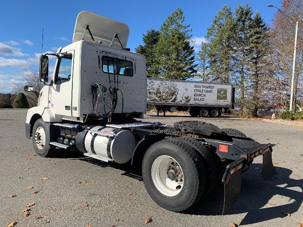 Day Cab Tractor-Heavy Duty Tractors-Volvo-2018-VNL42300-Fitchburg-MA-327,720\n\t\tmiles-$ 31,000 - Image 5