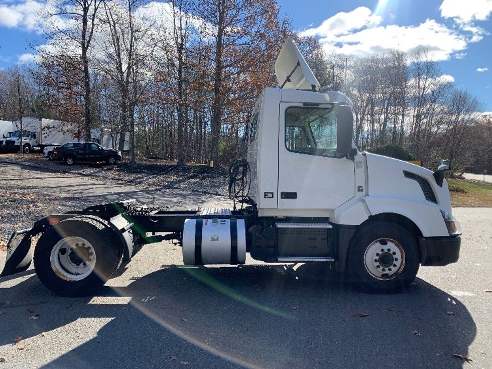 Day Cab Tractor-Heavy Duty Tractors-Volvo-2018-VNL42300-Fitchburg-MA-327,720\n\t\tmiles-$ 31,000 - Image 8
