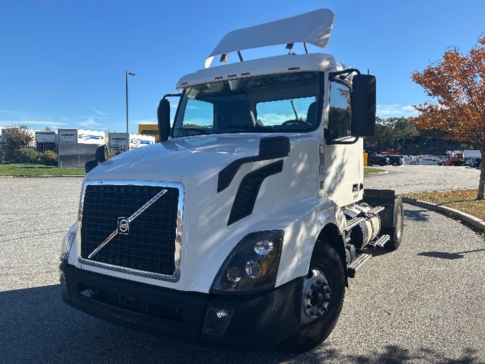 Day Cab Tractor-Heavy Duty Tractors-Volvo-2018-VNL42300-Fitchburg-MA-339,263\n\t\tmiles-$ 23,500 - Image 1