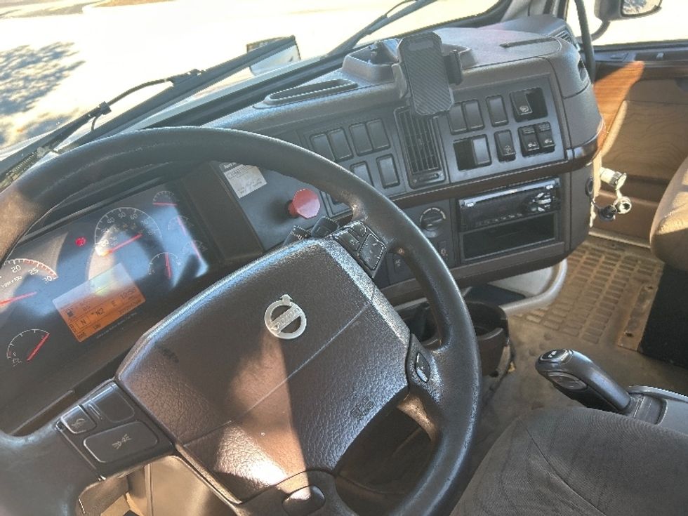 Day Cab Tractor-Heavy Duty Tractors-Volvo-2018-VNL42300-Fitchburg-MA-339,263\n\t\tmiles-$ 23,500 - Image 10