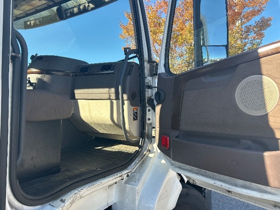 Day Cab Tractor-Heavy Duty Tractors-Volvo-2018-VNL42300-Fitchburg-MA-339,263\n\t\tmiles-$ 23,500 - Image 12