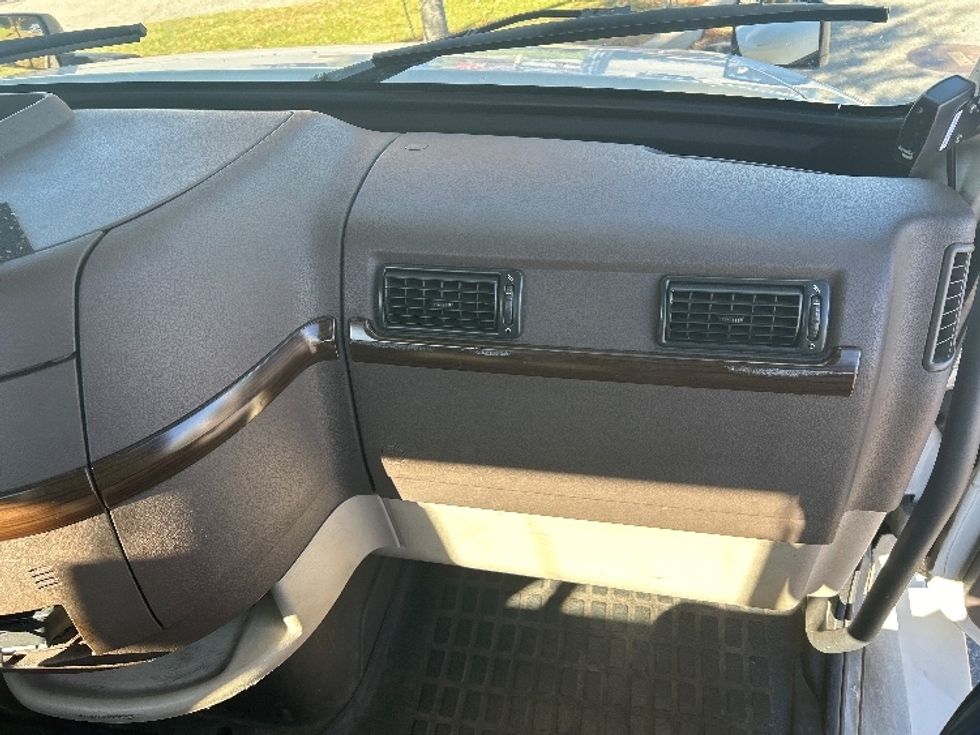 Day Cab Tractor-Heavy Duty Tractors-Volvo-2018-VNL42300-Fitchburg-MA-339,263\n\t\tmiles-$ 23,500 - Image 13