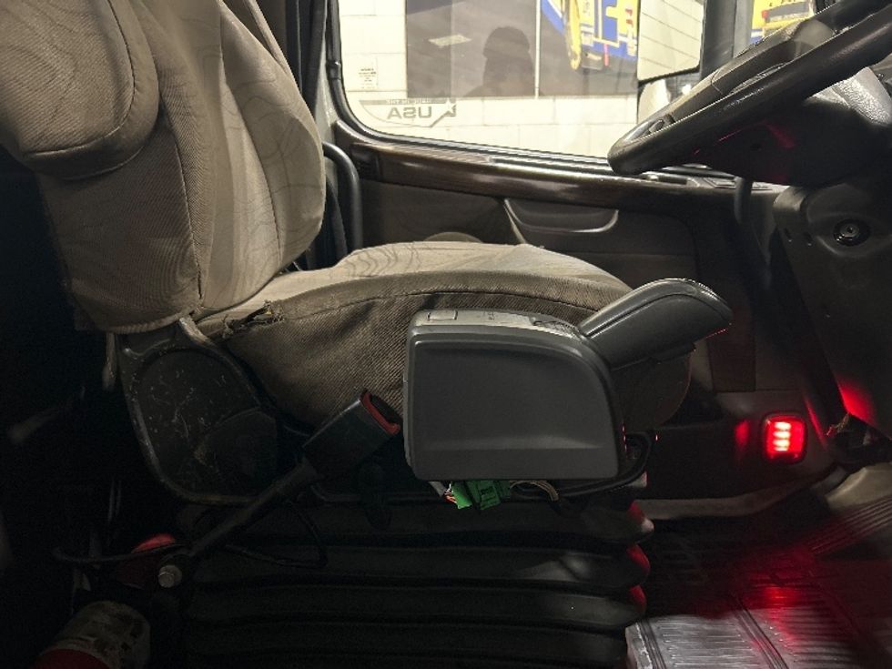 Day Cab Tractor-Heavy Duty Tractors-Volvo-2018-VNL42300-Fitchburg-MA-339,263\n\t\tmiles-$ 23,500 - Image 14