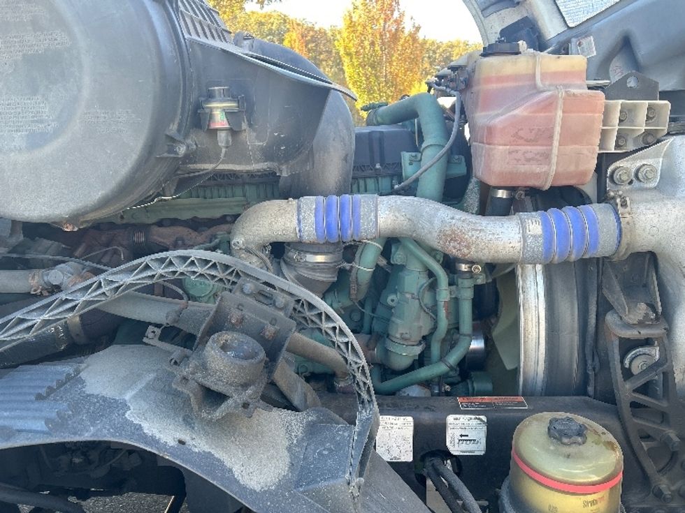 Day Cab Tractor-Heavy Duty Tractors-Volvo-2018-VNL42300-Fitchburg-MA-339,263\n\t\tmiles-$ 23,500 - Image 15