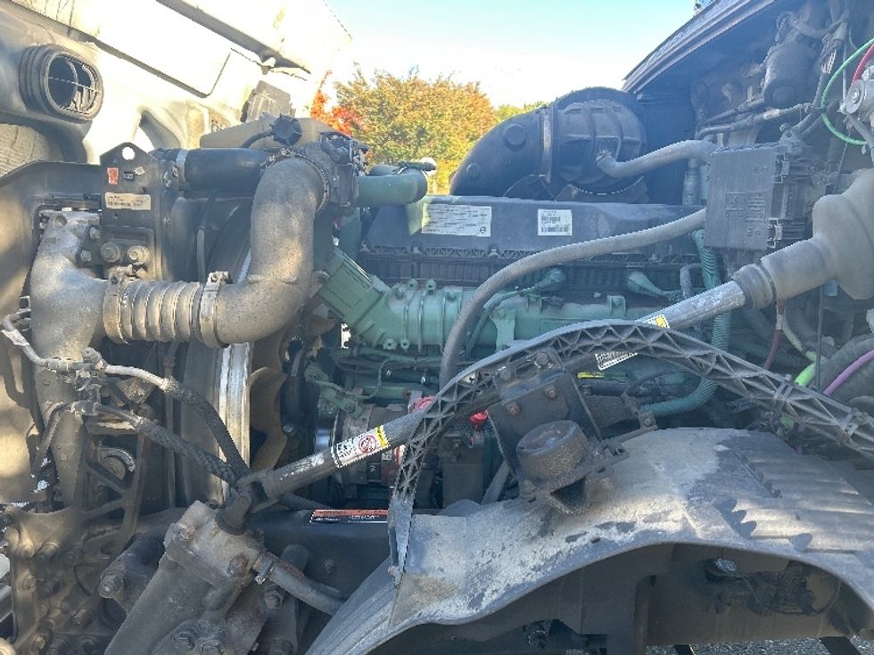Day Cab Tractor-Heavy Duty Tractors-Volvo-2018-VNL42300-Fitchburg-MA-339,263\n\t\tmiles-$ 23,500 - Image 16