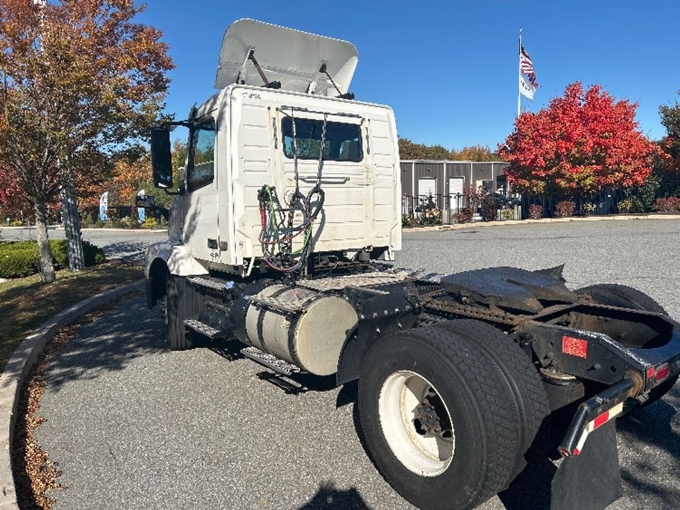 Day Cab Tractor-Heavy Duty Tractors-Volvo-2018-VNL42300-Fitchburg-MA-339,263\n\t\tmiles-$ 23,500 - Image 5