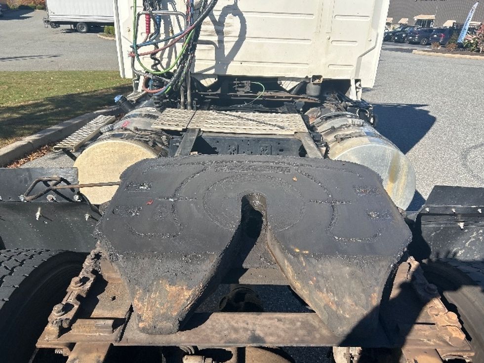 Day Cab Tractor-Heavy Duty Tractors-Volvo-2018-VNL42300-Fitchburg-MA-339,263\n\t\tmiles-$ 23,500 - Image 6