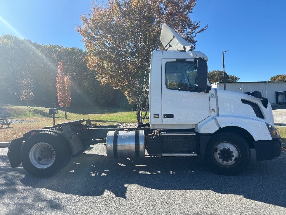 Day Cab Tractor-Heavy Duty Tractors-Volvo-2018-VNL42300-Fitchburg-MA-339,263\n\t\tmiles-$ 23,500 - Image 8