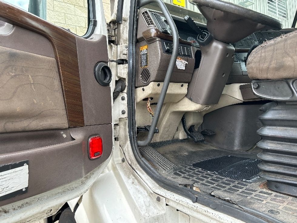 Day Cab Tractor-Heavy Duty Tractors-Volvo-2018-VNL42300-Fitchburg-MA-339,263\n\t\tmiles-$ 23,500 - Image 9