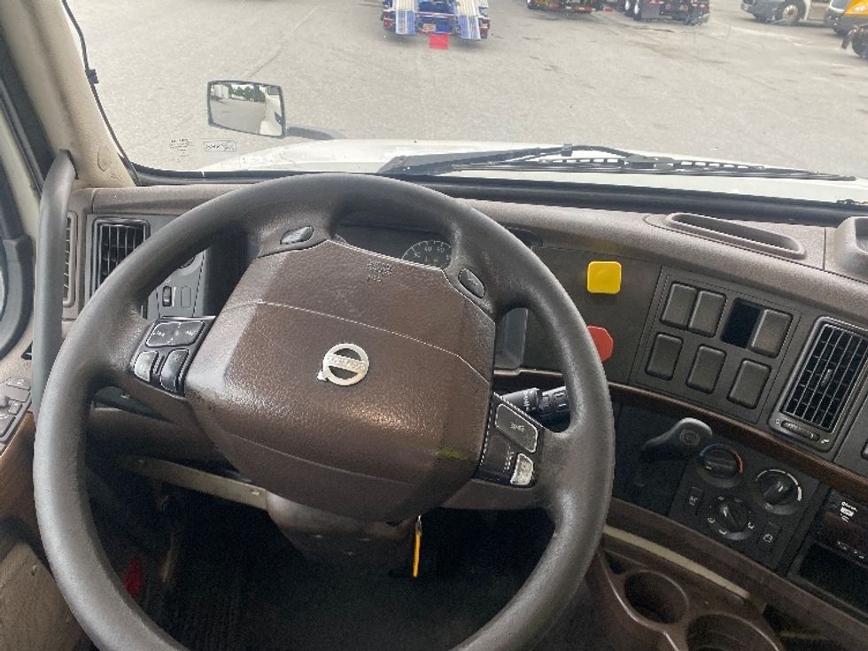 Day Cab Tractor-Heavy Duty Tractors-Volvo-2018-VNL42300-Greensboro-NC-546,254\n\t\tmiles-$ 20,250 - Image 10