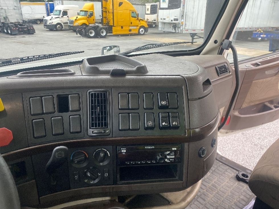 Day Cab Tractor-Heavy Duty Tractors-Volvo-2018-VNL42300-Greensboro-NC-546,254\n\t\tmiles-$ 20,250 - Image 11