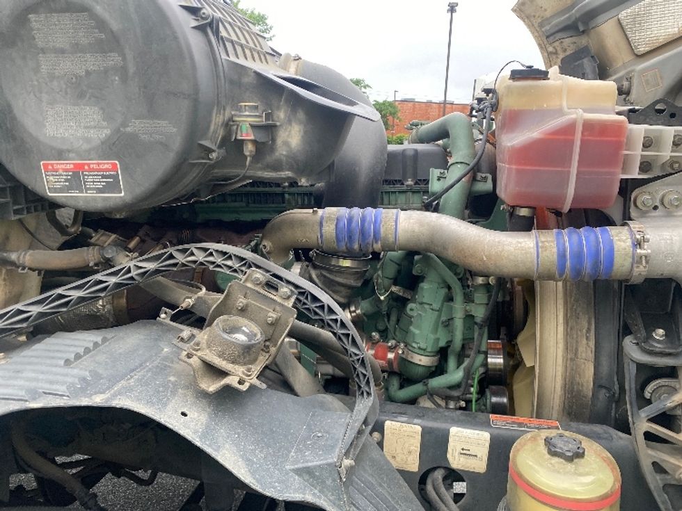 Day Cab Tractor-Heavy Duty Tractors-Volvo-2018-VNL42300-Greensboro-NC-546,254\n\t\tmiles-$ 20,250 - Image 14