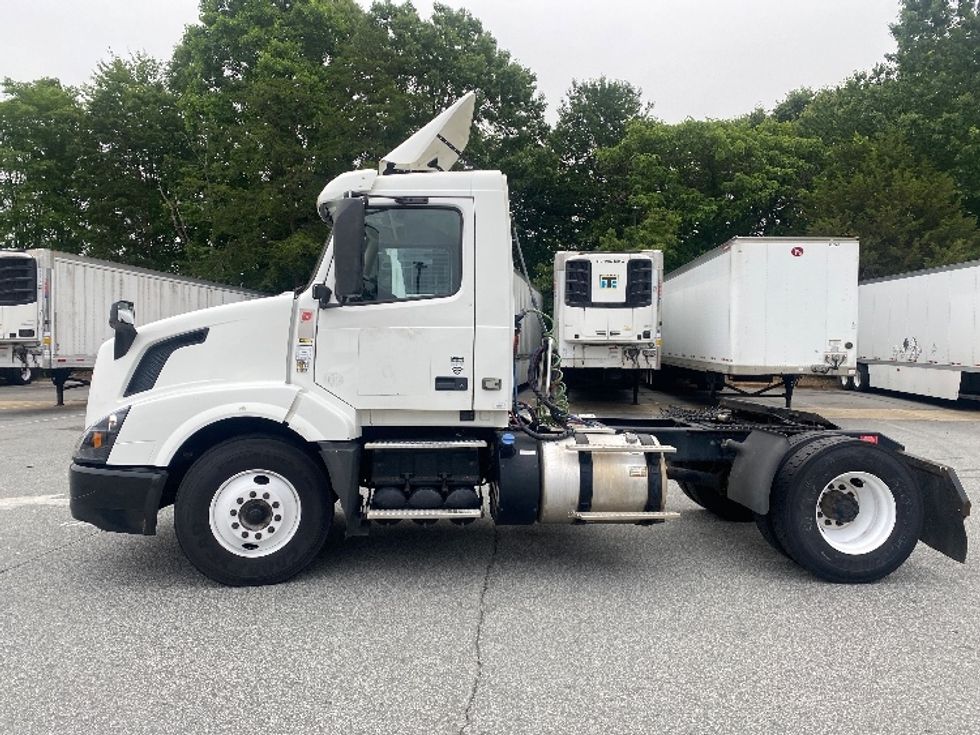 Day Cab Tractor-Heavy Duty Tractors-Volvo-2018-VNL42300-Greensboro-NC-546,254\n\t\tmiles-$ 20,250 - Image 4