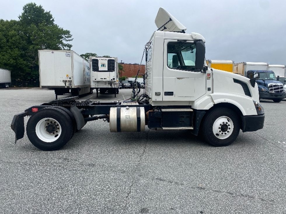 Day Cab Tractor-Heavy Duty Tractors-Volvo-2018-VNL42300-Greensboro-NC-546,254\n\t\tmiles-$ 20,250 - Image 8