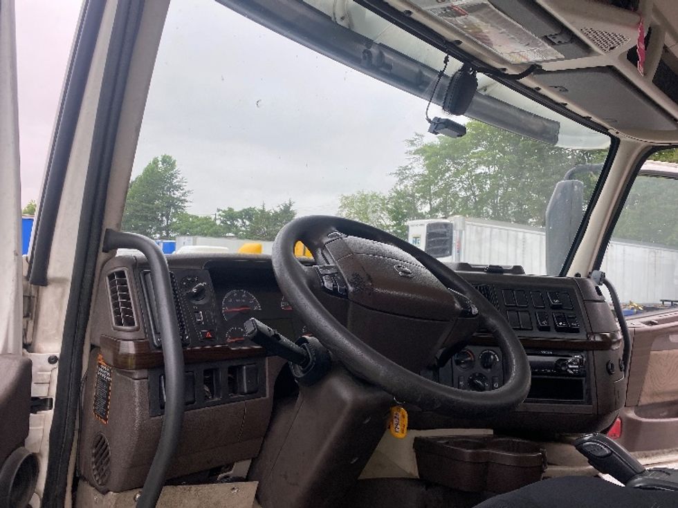 Day Cab Tractor-Heavy Duty Tractors-Volvo-2018-VNL42300-Greensboro-NC-546,254\n\t\tmiles-$ 20,250 - Image 9