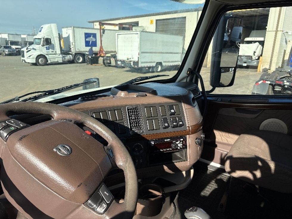 Day Cab Tractor-Heavy Duty Tractors-Volvo-2018-VNL42300-Mebane-NC-261,701\n\t\tmiles-$ 22,750 - Image 10