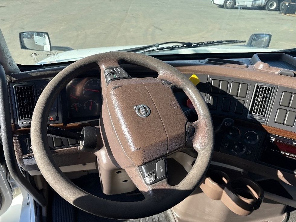 Day Cab Tractor-Heavy Duty Tractors-Volvo-2018-VNL42300-Mebane-NC-261,701\n\t\tmiles-$ 22,750 - Image 11