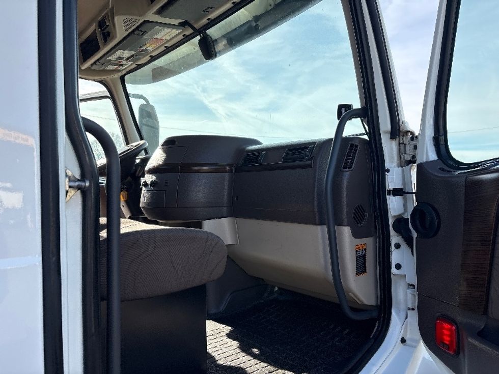 Day Cab Tractor-Heavy Duty Tractors-Volvo-2018-VNL42300-Mebane-NC-261,701\n\t\tmiles-$ 22,750 - Image 12