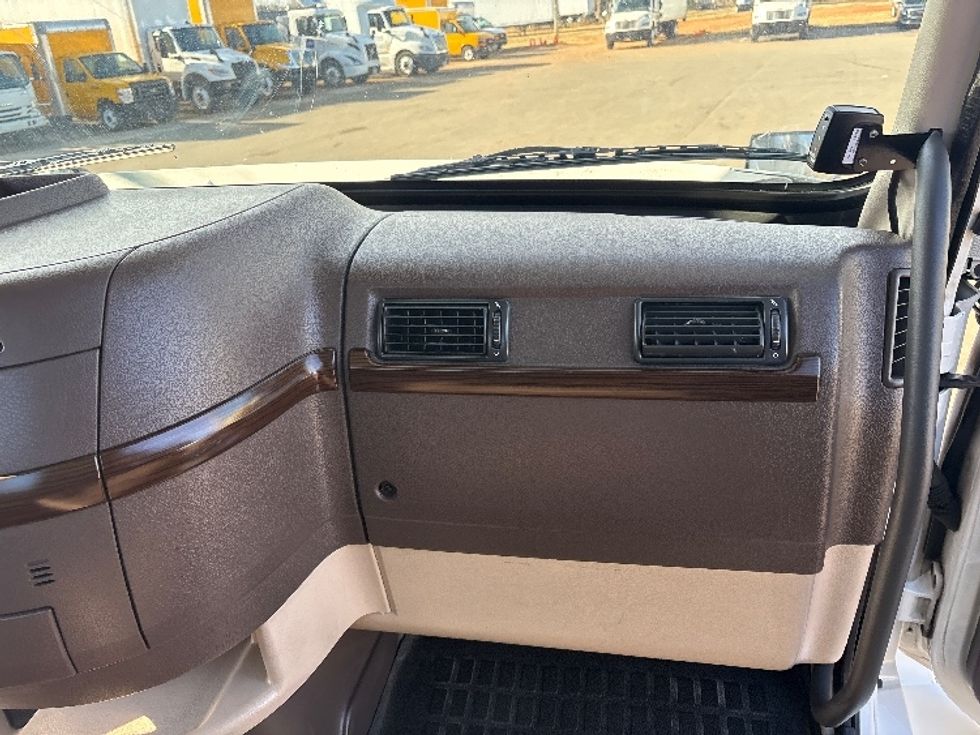 Day Cab Tractor-Heavy Duty Tractors-Volvo-2018-VNL42300-Mebane-NC-261,701\n\t\tmiles-$ 22,750 - Image 13