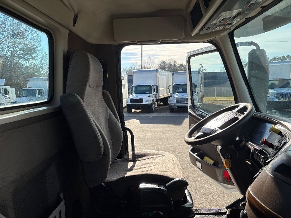 Day Cab Tractor-Heavy Duty Tractors-Volvo-2018-VNL42300-Mebane-NC-261,701\n\t\tmiles-$ 22,750 - Image 14