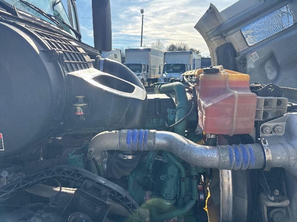 Day Cab Tractor-Heavy Duty Tractors-Volvo-2018-VNL42300-Mebane-NC-261,701\n\t\tmiles-$ 22,750 - Image 15