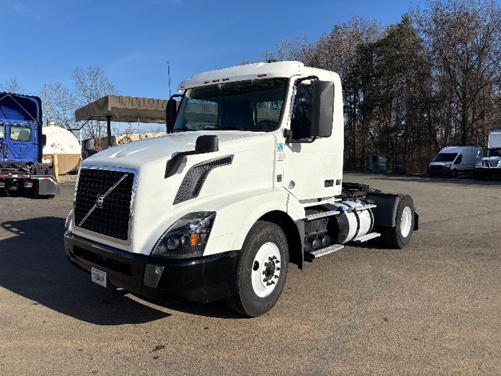 Day Cab Tractor-Heavy Duty Tractors-Volvo-2018-VNL42300-Mebane-NC-261,701\n\t\tmiles-$ 22,750 - Image 3