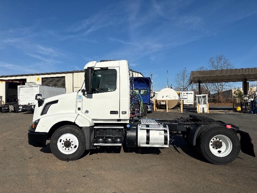 Day Cab Tractor-Heavy Duty Tractors-Volvo-2018-VNL42300-Mebane-NC-261,701\n\t\tmiles-$ 22,750 - Image 4