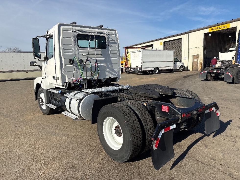 Day Cab Tractor-Heavy Duty Tractors-Volvo-2018-VNL42300-Mebane-NC-261,701\n\t\tmiles-$ 22,750 - Image 5