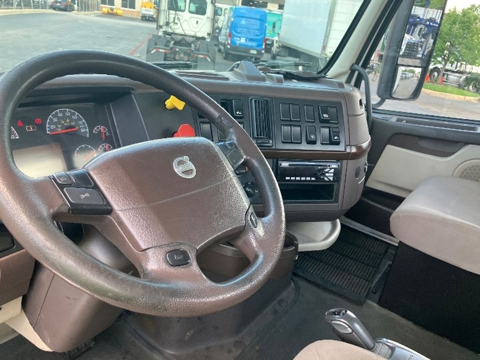 Day Cab Tractor-Heavy Duty Tractors-Volvo-2018-VNL62300-Jessup-MD-406,218\n\t\tmiles-$ 31,000 - Image 10