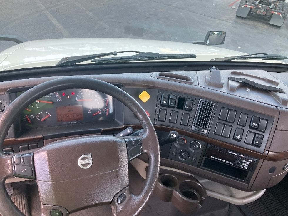 Day Cab Tractor-Heavy Duty Tractors-Volvo-2018-VNL62300-Jessup-MD-406,218\n\t\tmiles-$ 31,000 - Image 11