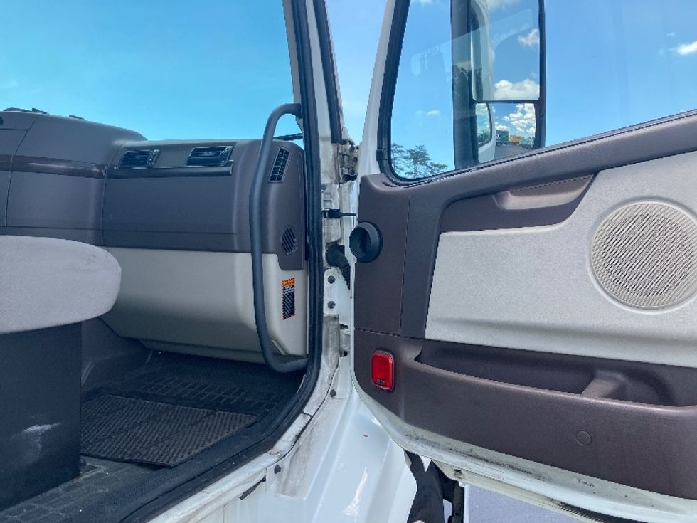 Day Cab Tractor-Heavy Duty Tractors-Volvo-2018-VNL62300-Jessup-MD-406,218\n\t\tmiles-$ 31,000 - Image 12