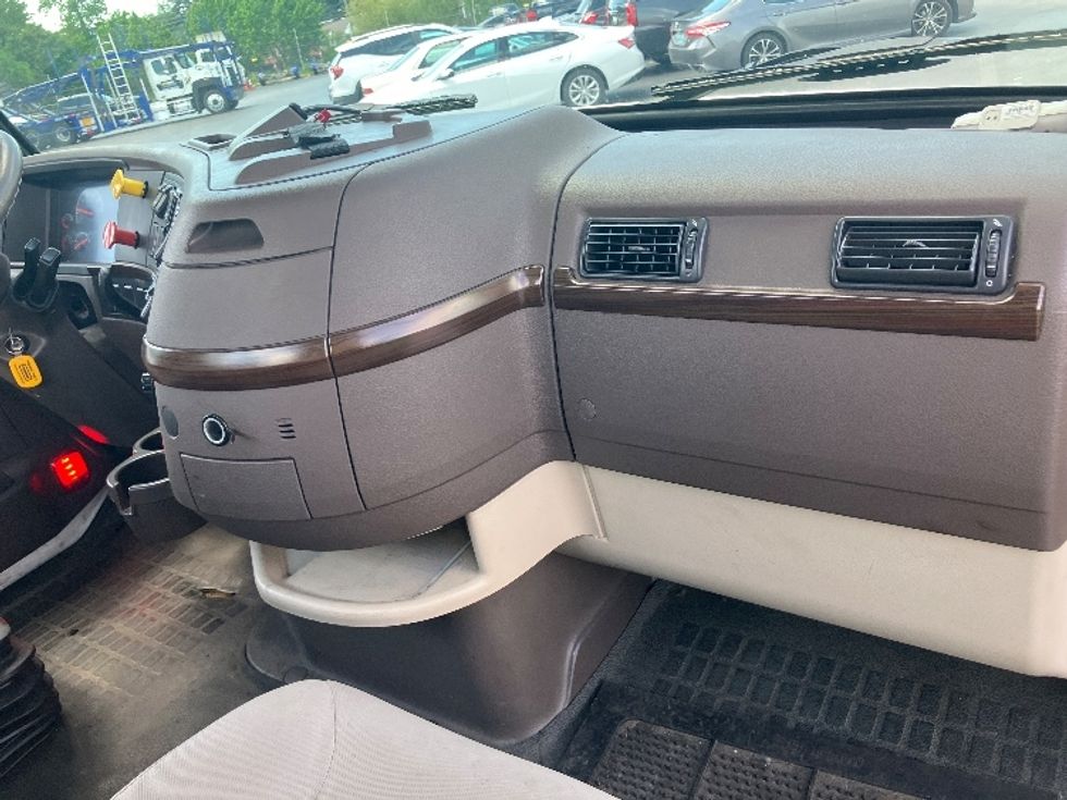 Day Cab Tractor-Heavy Duty Tractors-Volvo-2018-VNL62300-Jessup-MD-406,218\n\t\tmiles-$ 31,000 - Image 13