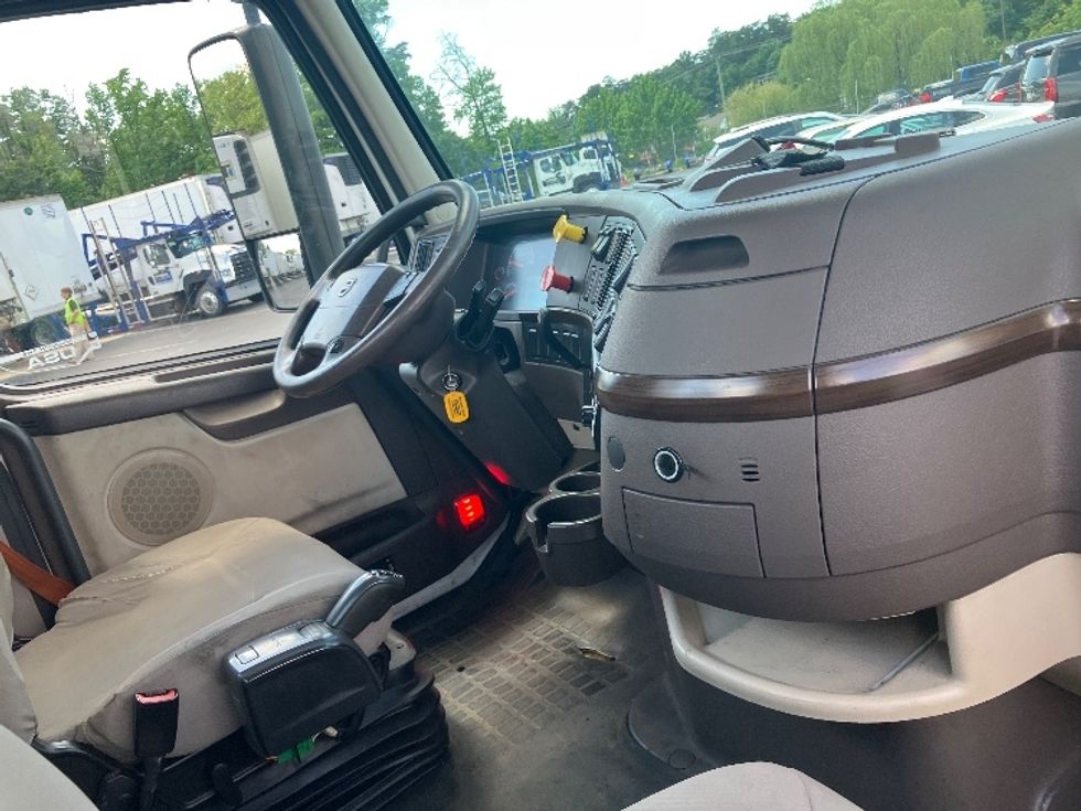Day Cab Tractor-Heavy Duty Tractors-Volvo-2018-VNL62300-Jessup-MD-406,218\n\t\tmiles-$ 31,000 - Image 14