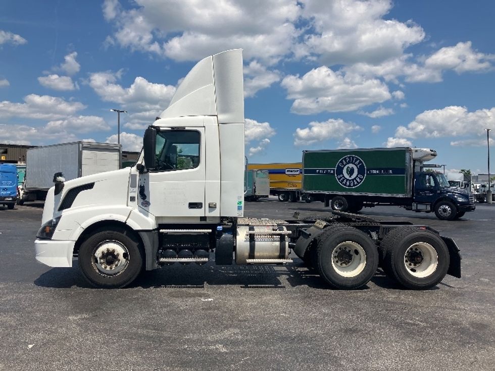 Day Cab Tractor-Heavy Duty Tractors-Volvo-2018-VNL62300-Jessup-MD-406,218\n\t\tmiles-$ 31,000 - Image 4