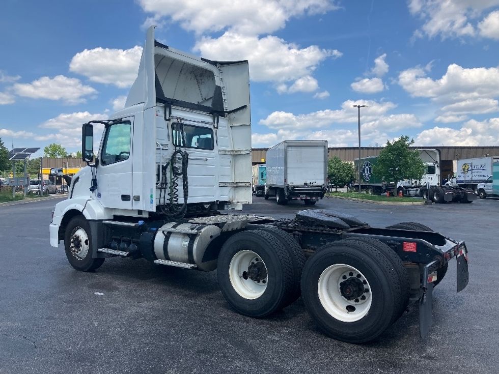 Day Cab Tractor-Heavy Duty Tractors-Volvo-2018-VNL62300-Jessup-MD-406,218\n\t\tmiles-$ 31,000 - Image 5