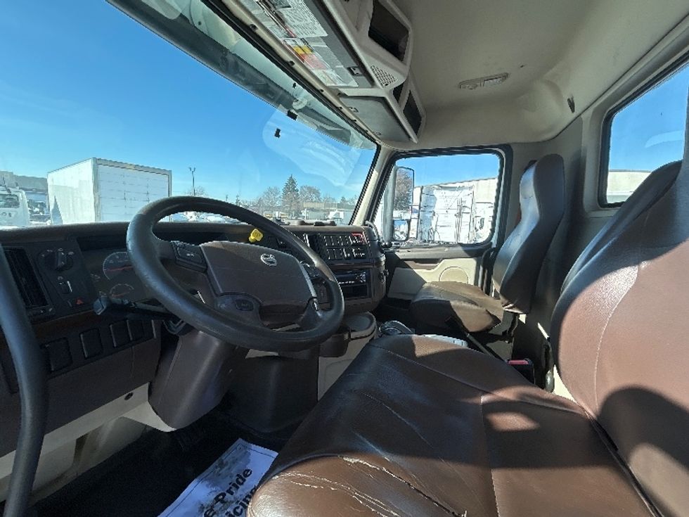 Day Cab Tractor-Heavy Duty Tractors-Volvo-2018-VNL64T300-Brooklyn Park-MN-305,750\n\t\tmiles-$ 39,500 - Image 10
