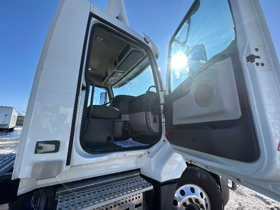 Day Cab Tractor-Heavy Duty Tractors-Volvo-2018-VNL64T300-Brooklyn Park-MN-305,750\n\t\tmiles-$ 39,500 - Image 12