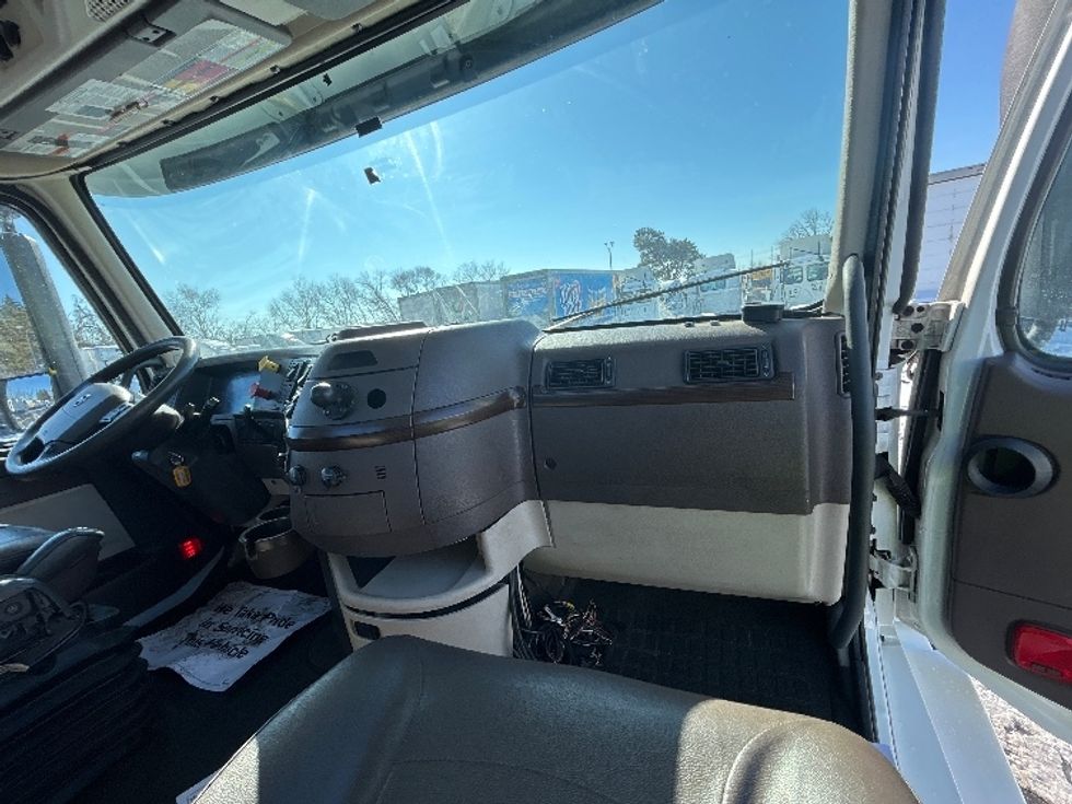 Day Cab Tractor-Heavy Duty Tractors-Volvo-2018-VNL64T300-Brooklyn Park-MN-305,750\n\t\tmiles-$ 39,500 - Image 13