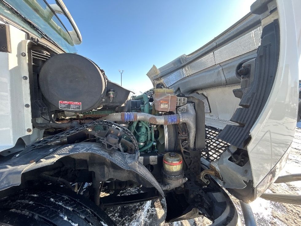 Day Cab Tractor-Heavy Duty Tractors-Volvo-2018-VNL64T300-Brooklyn Park-MN-305,750\n\t\tmiles-$ 39,500 - Image 15