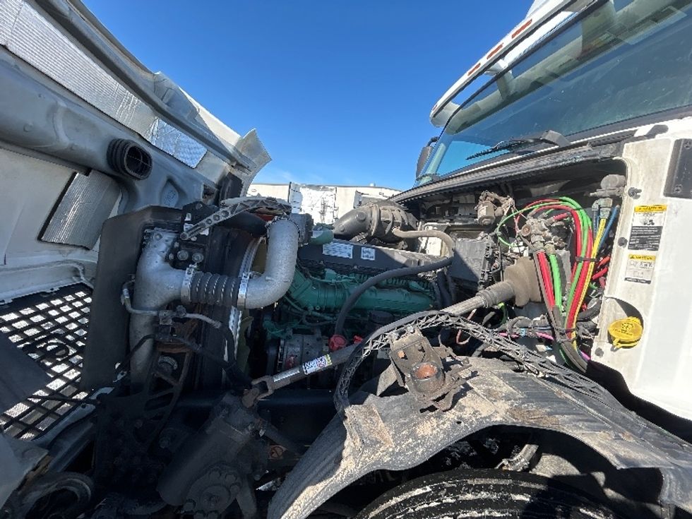 Day Cab Tractor-Heavy Duty Tractors-Volvo-2018-VNL64T300-Brooklyn Park-MN-305,750\n\t\tmiles-$ 39,500 - Image 16