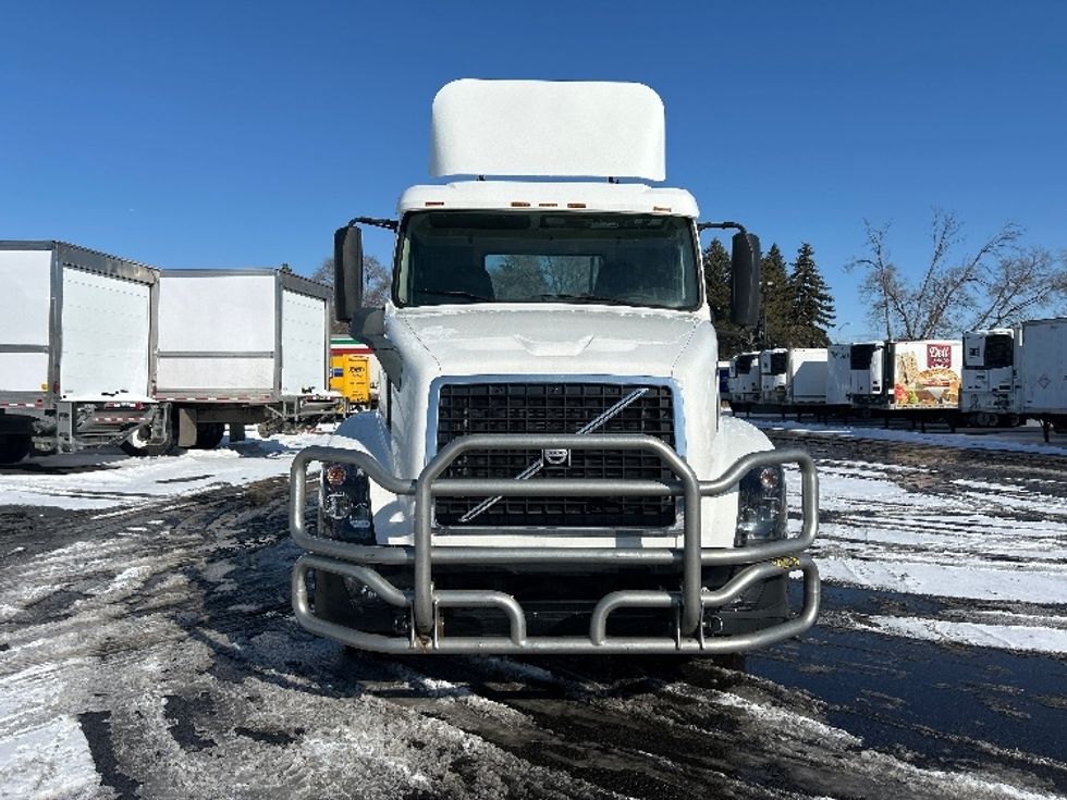 Day Cab Tractor-Heavy Duty Tractors-Volvo-2018-VNL64T300-Brooklyn Park-MN-305,750\n\t\tmiles-$ 39,500 - Image 2