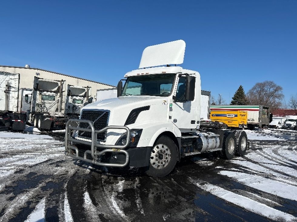 Day Cab Tractor-Heavy Duty Tractors-Volvo-2018-VNL64T300-Brooklyn Park-MN-305,750\n\t\tmiles-$ 39,500 - Image 3