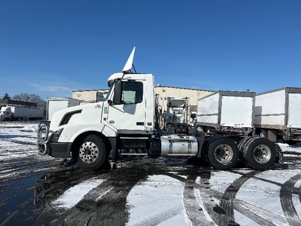 Day Cab Tractor-Heavy Duty Tractors-Volvo-2018-VNL64T300-Brooklyn Park-MN-305,750\n\t\tmiles-$ 39,500 - Image 4