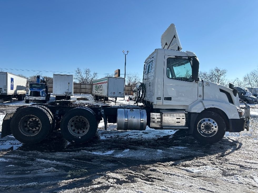 Day Cab Tractor-Heavy Duty Tractors-Volvo-2018-VNL64T300-Brooklyn Park-MN-305,750\n\t\tmiles-$ 39,500 - Image 8