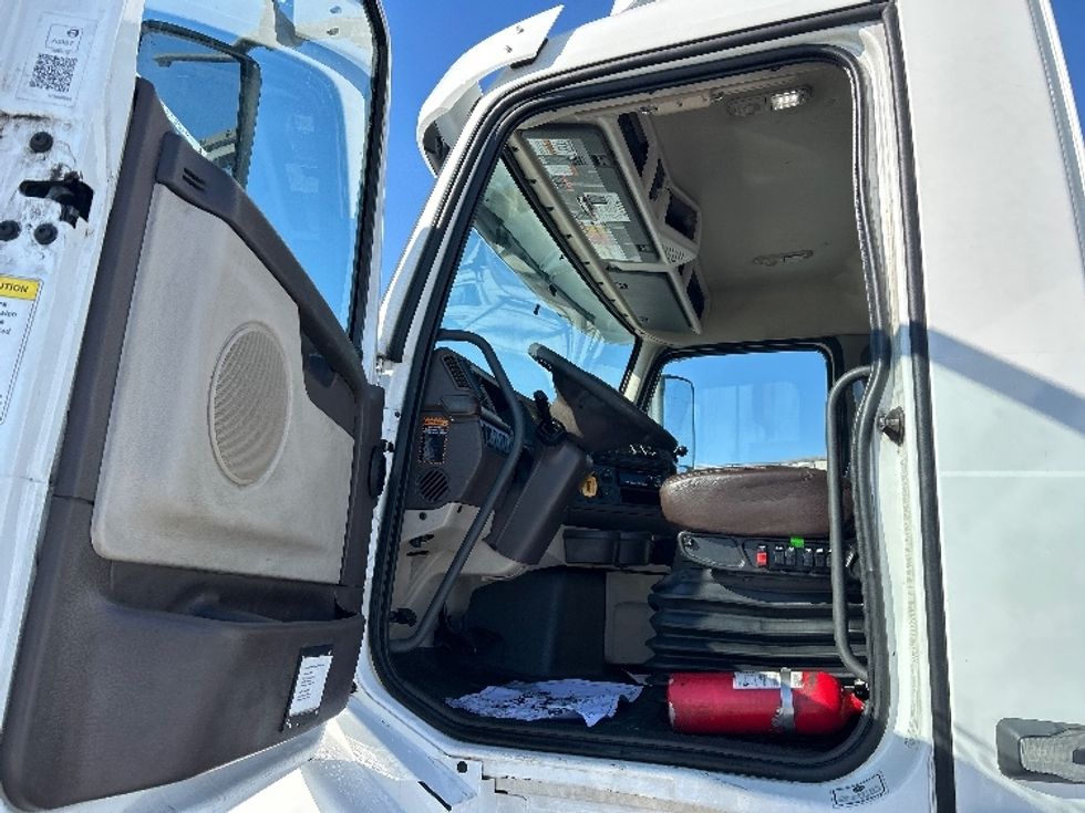 Day Cab Tractor-Heavy Duty Tractors-Volvo-2018-VNL64T300-Brooklyn Park-MN-305,750\n\t\tmiles-$ 39,500 - Image 9